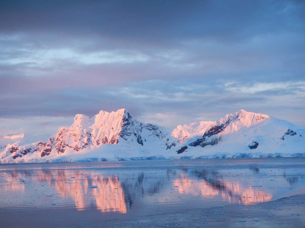 Antarctique - Coucher de soleil sur les montagnes