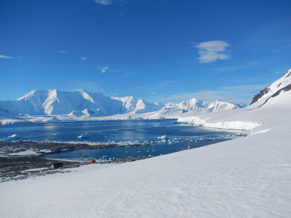 Antarctique - baie bordée de montagnes