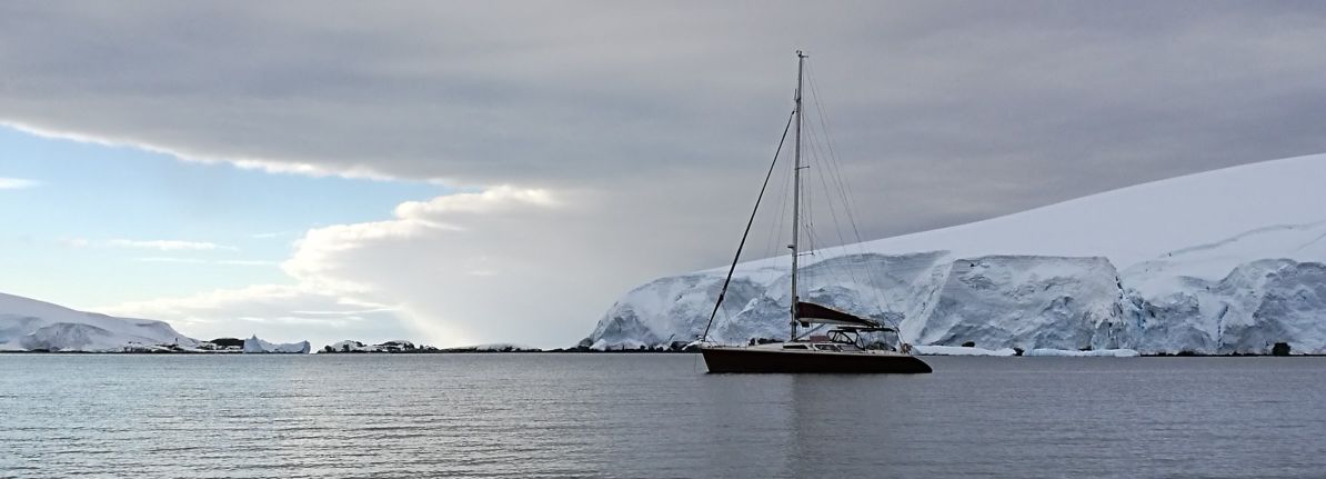 Antarctique - Le bateau au mouillage parmi les glaces