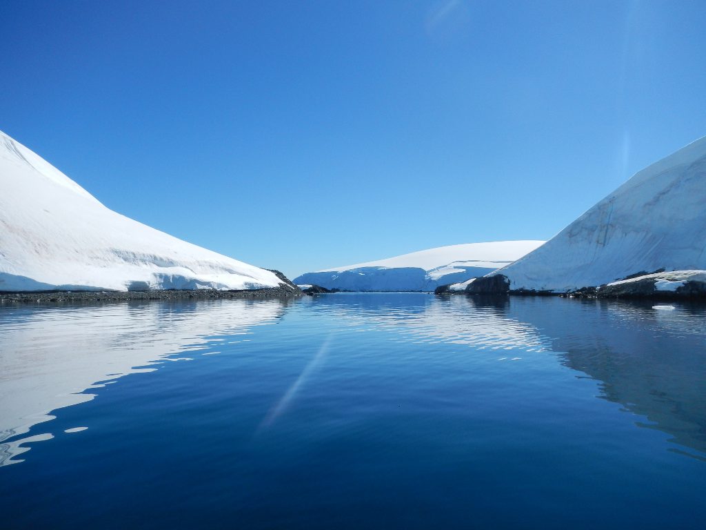 Antarctique - Le bateau se faufile dans les canaux
